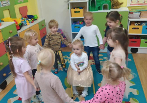 Dzieci śpiewają Weronice "100 lat"